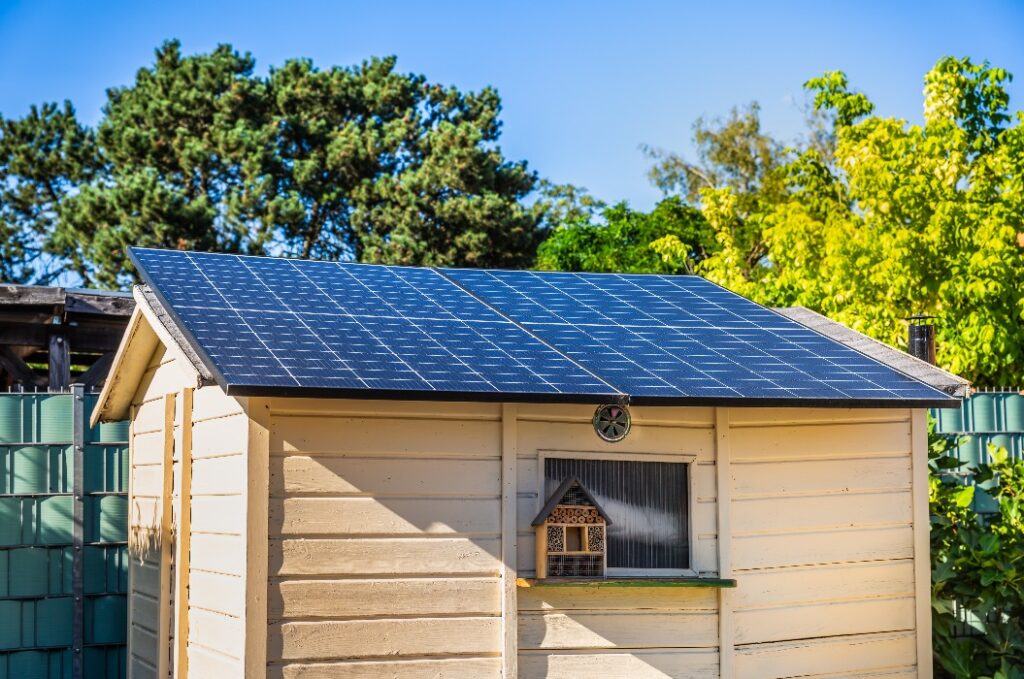 Kleine Solarmodule auf einem Gartenhaus, einem Schuppen im Hinterhof installiert