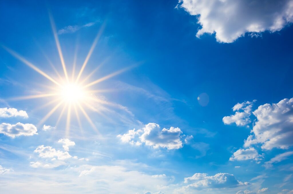 Blauer Himmel mit Sonne